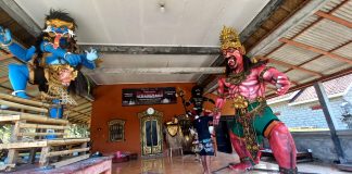 Beragam Ogoh-ogoh disiapkan umat Hindu Banyuwangi menjelang datangnya Nyepi.