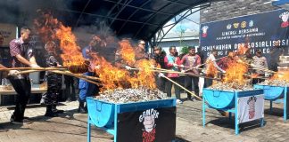 Bea Cukai Banyuwangi memusnahkan satu juta lebih rokok ilegal dan ribuan botol minuman beralkohol, Jumat (17/3/2023) pagi/udi