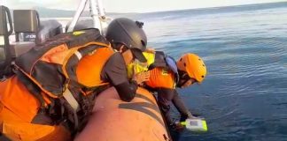 Tim SAR melakukan pencarian pemudik asal Trenggalek yang terjun dari kapal di Selat Bali.