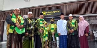 Yasmin bersama kedua orang tua dan rombongan berangkat umroh dari Bandara Banyuwangi, Senin (27/3/2023) sian/udi.
