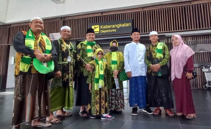 WhatsApp Image 2023-03-27 at 10.43.03 Yasmin bersama kedua orang tua dan rombongan berangkat umroh dari Bandara Banyuwangi, Senin (27/3/2023) sian/udi.