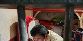 Petugas Divisi Pemasyarakatan Kanwil Hukum dan HAM Jatim melakukan sidak di Lapas Banyuwangi, Selasa (28/3/2023) dini hari.