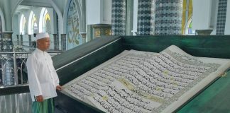 Warga membaca Al-Qu’ran raksasa di Masjid Agung Baiturrahman Banyuwangi selama Ramadan.
