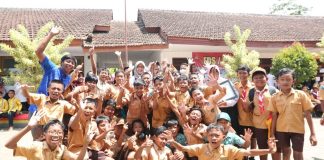Kegembiraan siswa Sekolah Dasar di Banyuwangi ketika dikunjungi Bupati.