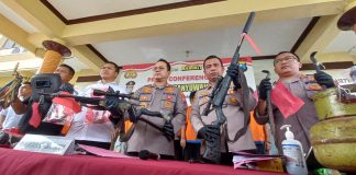 Barang bukti senpi rakitan diamankan ke Polresta Banyuwangi bersama pemiliknya, Rabu (29/3/2023) siang.