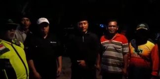 Kapolsek Pesanggaran Iptu Lita Kurniawan bersiap melakukan evakuasi mayat misterius di pantai, Kamis (30/3/2023) dini hari.