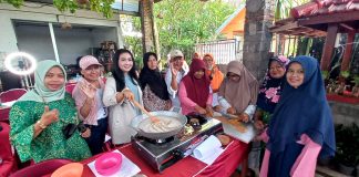 Ibu-ibu di Banyuwangi berlatih mengolah nira menjadi gula semut yang bernilai jual tinggi.