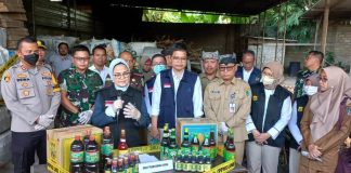 Kepala BPOM RI Penny Kusumastuti Lukito menunjukkan barang bukti jamu yang diamankan dari pabrik di Desa Sumbersewu, Kecamatan Muncar, Banyuwangi, Senin (13/3/2023) siang/udi