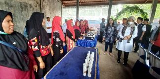 Bupati Banyuwangi Ipuk Fiestiandani melihat pelatihan ibu-ibu bersama Perwira di Desa Jambewangi, Kecamatan Sempu, 22 Februari 2023.