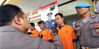 Kapolresta Banyuwangi Kombespol Deddy Foury Millewa menginterogasi pelaku pembobolan brankas, Rabu (29/3/2023) siang/udi.