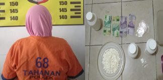 Ibu rumah tangga pengedar pil koplo diamankan bersama barang bukti di Polsek Pesanggaran, Banyuwangi.