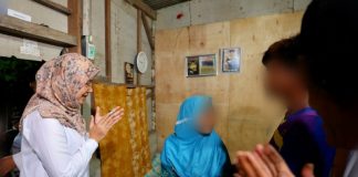 Bupati Banyuwangi Ipuk Fiestiandani menyambangi siswa untuk tidak putus sekolah belum lama ini. (foto/ist)