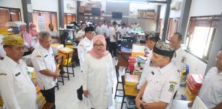 Bupati Banyuwangi Ipuk Fiestiandani menggelar sidak di hari pertama masuk kerja, Rabu (26/4/2023) pagi. (foto/ist)