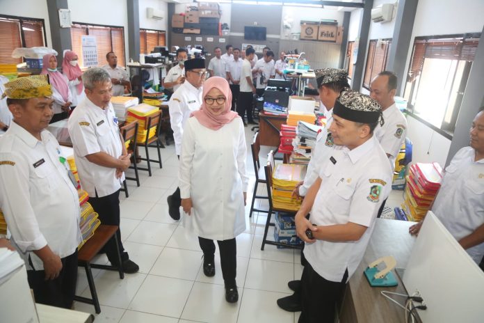 IMG-20230426-WA0039 Bupati Banyuwangi Ipuk Fiestiandani menggelar sidak di hari pertama masuk kerja, Rabu (26/4/2023) pagi. (foto/ist)