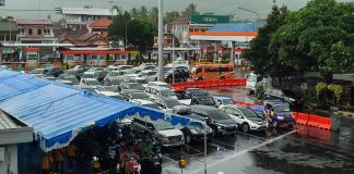 Kendaraan roda empat antre di Pelabuhan Ketapang, Banyuwangi akibat ditutup selama 1 jam, Sabtu (29/4/2023) sore. (foto/udi)