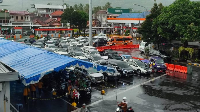 Kendaraan roda empat antre di Pelabuhan Ketapang, Banyuwangi akibat ditutup selama 1 jam, Sabtu (29/4/2023) sore. (foto/udi)