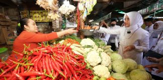 Bupati Banyuwangi Ipuk Fiestiandani menggelar sidak harga sembako di Pasar Rogojampi, Selasa (4/4/2023) siang.