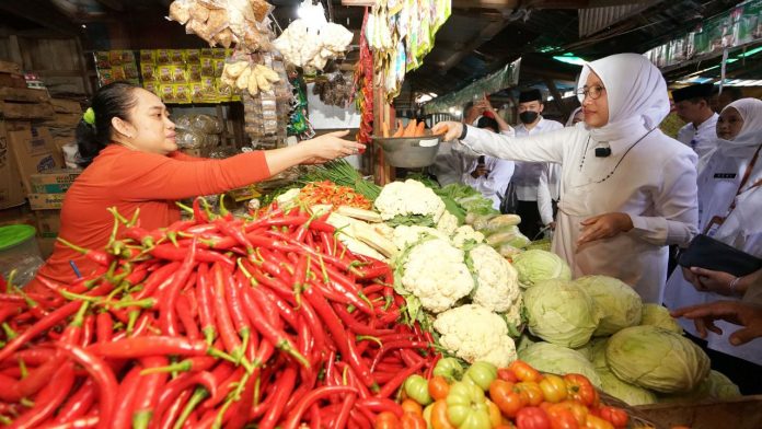 Bupati Banyuwangi Ipuk Fiestiandani menggelar sidak harga sembako di Pasar Rogojampi, Selasa (4/4/2023) siang.