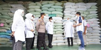 Bupati Banyuwangi Ipuk Fiestiandani mengecek stok beras Bulog Banyuwangi.