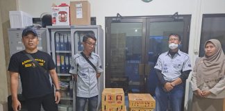 Tumpukan dus berisi burung ilegal diamankan di Polsek KP3 Tanjungwangi, Banyuwangi, Selasa (3/4/2023) sore.