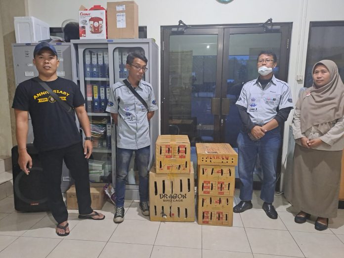 Tumpukan dus berisi burung ilegal diamankan di Polsek KP3 Tanjungwangi, Banyuwangi, Selasa (3/4/2023) sore.