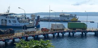 Aktivitas penyeberangan di Pelabuhan Ketapang, Banyuwangi, Rabu (5/4/2023) siang.