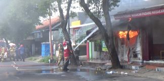 Sebuah toko kelontong di Kota Banyuwangi terbakar, Kamis (6/4/2023) siang.
