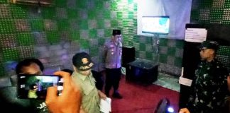 Polisi bersama Satpol PP dan TNI merazia rumah karaoke berkedok radio yang nekat buka di Kecamatan Glagah, Banyuwangi, Jumat (7/4/2023) malam.