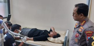 Kapolresta Banyuwangi Kombes Pol. Deddy Foury Millewa memantau layanan hapus tato, Senin (10/4/2023) siang/udi
