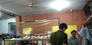 Keramaian warga Banyuwangi berburu nasi tempong untuk berbuka puasa, Senin (10.4/2023) sore.