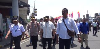 Anggota Komisi V DPR RI Sumail Abdullah menggelar sidak arus mudik di Pelabuhan Ketapang, Banyuwangi, Senin (17/4/2023) siang. (Foto/udi)