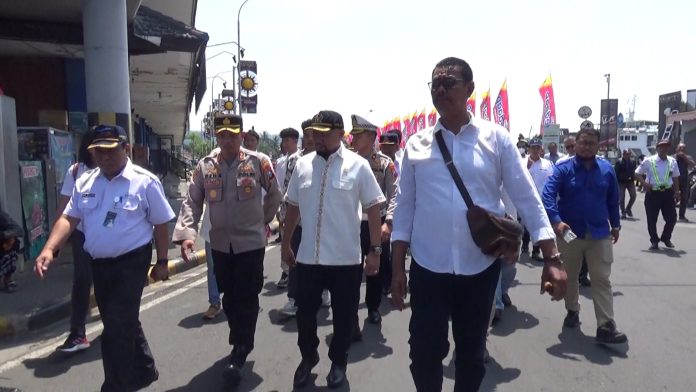 WhatsApp Image 2023-04-17 at 15.31.33 Anggota Komisi V DPR RI Sumail Abdullah menggelar sidak arus mudik di Pelabuhan Ketapang, Banyuwangi, Senin (17/4/2023) siang. (Foto/udi)