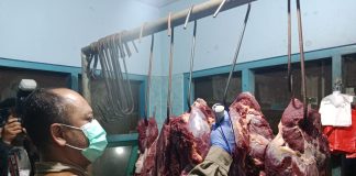 Petugas mengecek peredaran daging di Pasar Banyuwangi, Senin (17/4/2023) pagi.