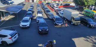 Antrean kendaraan wisatawan domestik yang akan menyeberang ke Bali dari Pelabuhan Ketapang, Banyuwangi, Rabu (18/4/2023) pagi.