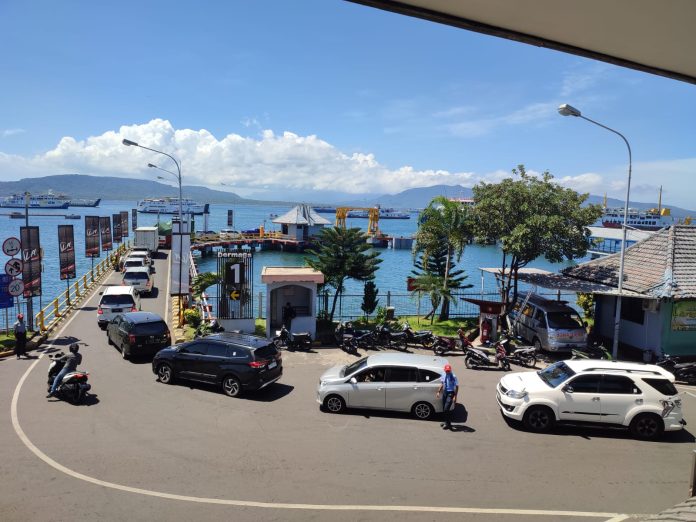 Kepadatan kendaraan di Pelabuhan Ketapang, Banyuwangi, Kamis (20/4/2023) siang. (Foto/udi)
