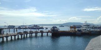 Kendaraan antre masuk kapal di Pelabuhan Ketapang, Banyuwangi, Rabu (25/4/2023) siang. (foto/udi)