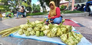 Penjual kulit ketupat menjamur di Kota Banyuwangi, Kamis (27/4/2023) siang. (foto/udi)