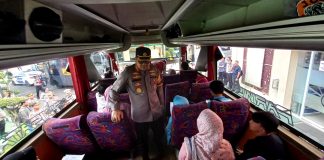Kapolresta Banyuwangi Kombes Pol Deddy Fourry Millewa menyapa pemudik yang memanfaatkan bus gratis, Kamis (28/4/2023) pagi. (foto/udi)