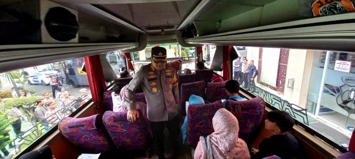 WhatsApp Image 2023-04-28 at 15.06.21 Kapolresta Banyuwangi Kombes Pol Deddy Fourry Millewa menyapa pemudik yang memanfaatkan bus gratis, Kamis (28/4/2023) pagi. (foto/udi)