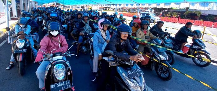 arus balik Pengendara roda dua antre masuk kapal di Pelabuhan Ketapang, Banyuwangi, Kamis (27/4/2023) siang. (foto/udi)
