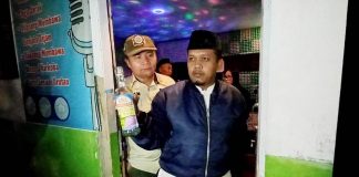Plt. Camat Glagah Banyuwangi menemukan botol minuman keras saat menertibkan rumah karaoke berkedok radio, belum lama ini.