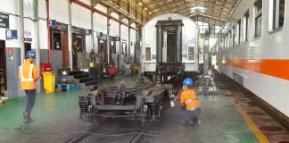 Petugas melakukan perawatan rutin gerbong KA di Dipo Ketapang, Banyuwangi