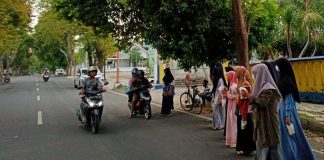Remaja di Banyuwangi menggelar kegiatan bagi takjil sembari menunggu berbuka, Minggu (9/4/2023) sore.