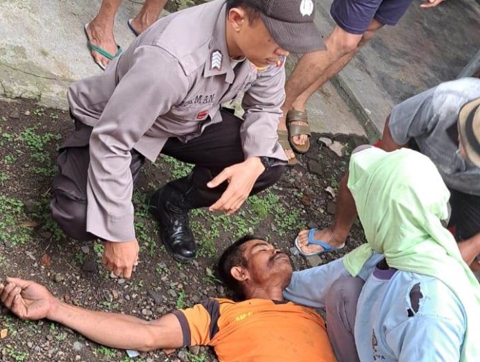 tersetrum listrik Polisi dibantu warga mengevakuasi korban tersetrum listrik di atas pohon di Kabat, Banyuwangi, Jumat (7/4/2023) pagi.
