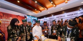 Menpan RB Abdullah Azwar Anas melihat penyelamatan arsip oleh Kepala ANRI Imam Gunarto disela Hari Kearsipan Nasional ke-52 di Banyuwangi, Senin (22/5/2023). (foto/udi)