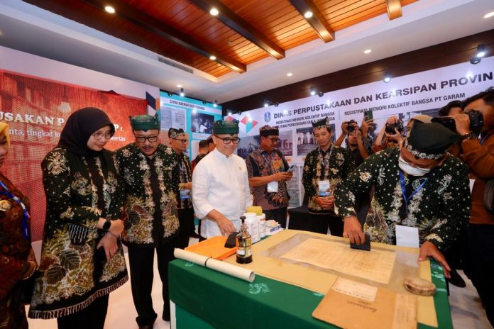 Menpan RB Abdullah Azwar Anas melihat penyelamatan arsip oleh Kepala ANRI Imam Gunarto disela Hari Kearsipan Nasional ke-52 di Banyuwangi, Senin (22/5/2023). (foto/udi)
