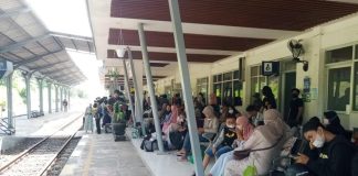 Pemudik menunggu KA di Stasiun Banyuwangi Kota Banyuwangi.