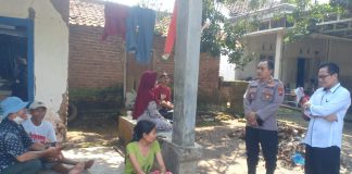 Polisi menenangkan pelaku pembakaran rumahnya di Cluring,Banyuwangi.