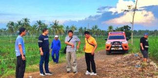 Polisi melakukan olah TKP pembunuhan buruh perkebunan di Banyuwangi.