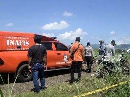 Polisi melakukan oleh TKP pembunuhan di Perkebunan Kalitlepak, Desa Barurejo, Kecamatan Siliragung, Banyuwangi.